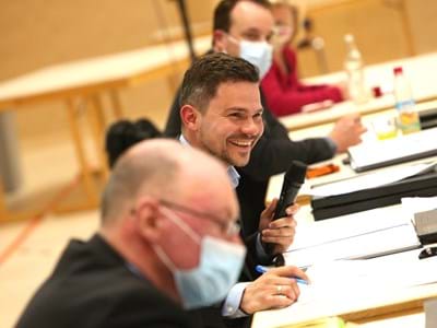 Der Vorsitzende leitet die Sitzung