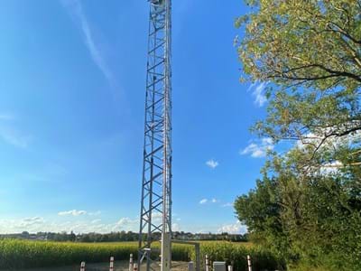 Funkübertragungsstelle Das ist die Funkübertragungsstelle mit Antennenmast, um das Funkloch der Deutschen Bahn auf der Strecke München - Lindau zu schließen.
Bauherr: Deutsche Funkturm GmbH
